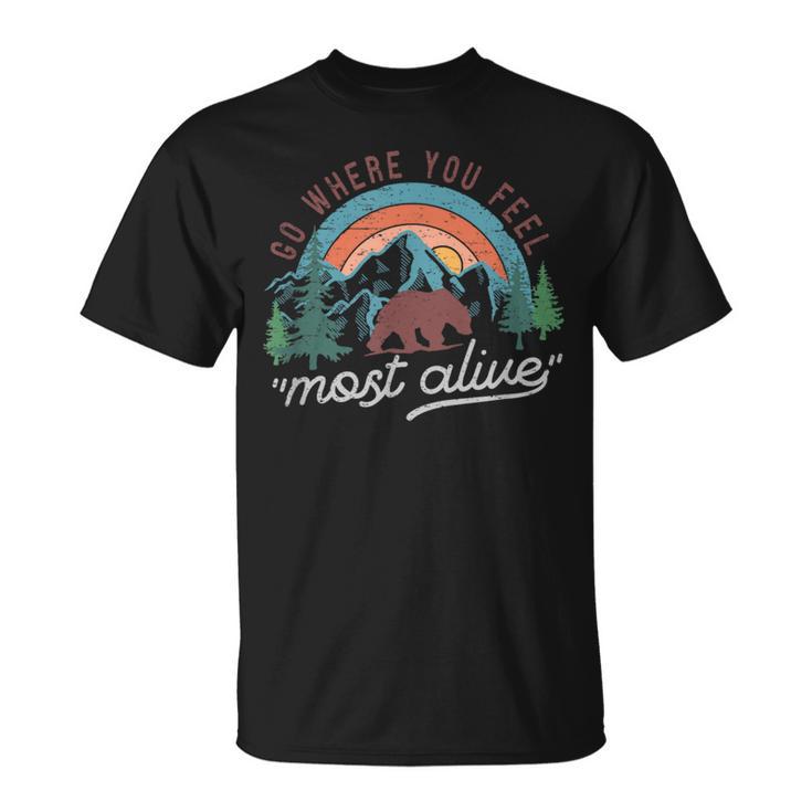 キャンプ おもしろ アウトドア 楽しい 山登り キャンピング 生きていると感じるところへ行く Tシャツ