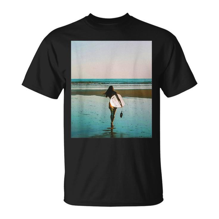 サーファー ガール（写真 リアルフォト）【Surfide サーフサイド】サーフィン 夏・海 ビーチ 砂浜 おしゃれ Tシャツ
