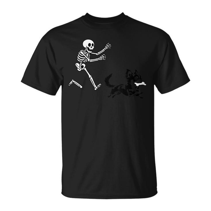 スケルトンハロウィーンを実行している面白いチワワ Tシャツ