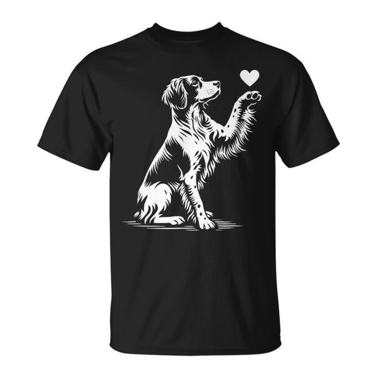 ブリタニー スパニエル お座り犬の心愛のグラフィック デザイン Tシャツ