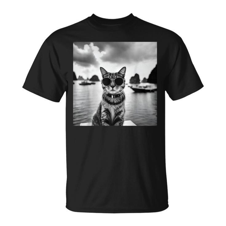 ベトナムのハロン湾でサングラスをかけた猫 Tシャツ
