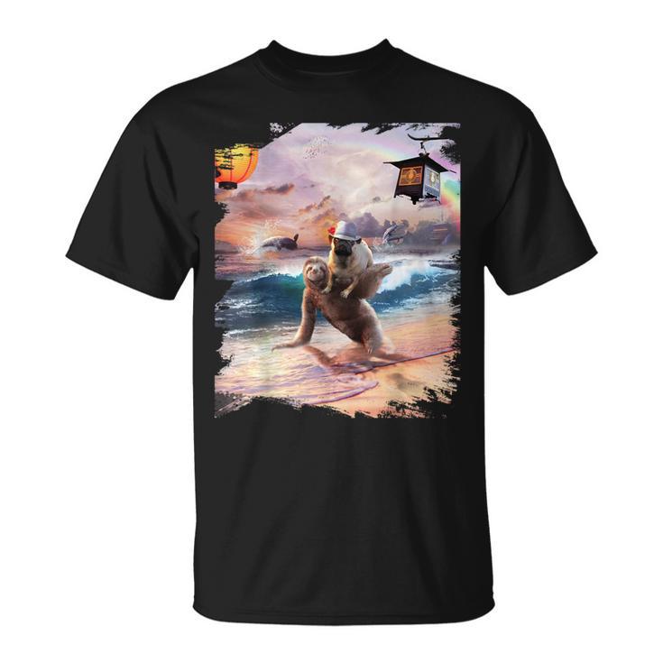 日本海岸でナマケモノに乗るパグ犬 Tシャツ