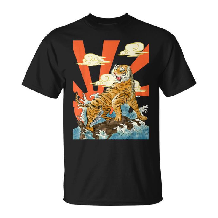 朝日を背景に、波の上を轟かせる雄大な虎。 Tシャツ