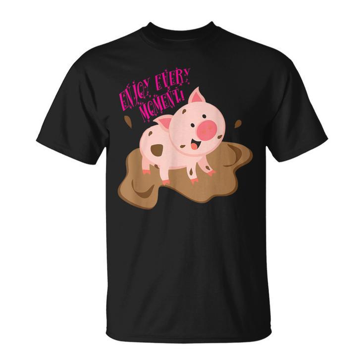 泥遊びをする子豚 すべての瞬間を楽しみましょう！ Tシャツ