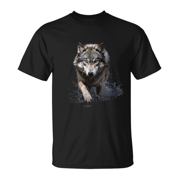 灰色のオオカミ 川を渡る オオカミ 野生動物 Tシャツ