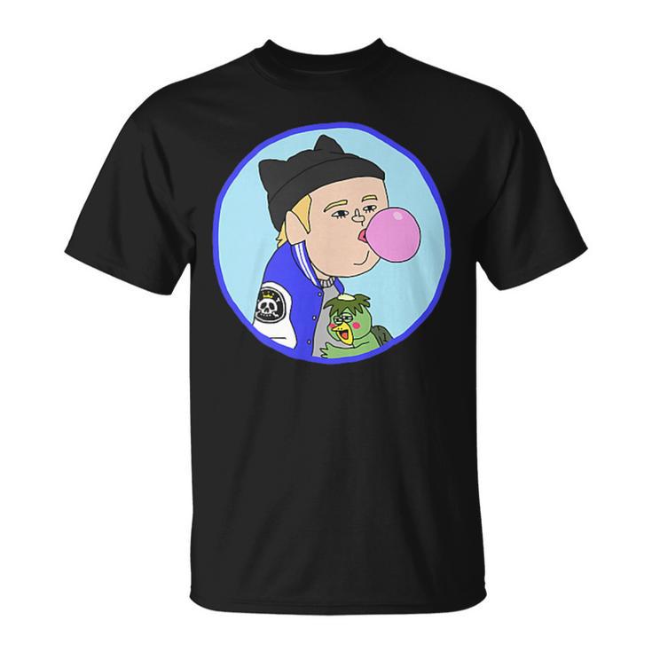 耳付きニットキャップを被った青年 河童の子を抱きながらガムを膨らます Tシャツ