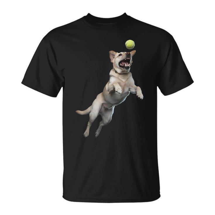 遊び心のあるラブラドールレトリーバー フェッチ 追いかけてテニスボール Tシャツ