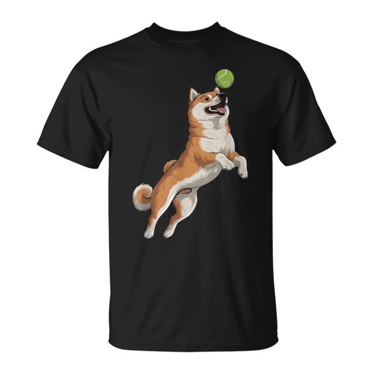 遊び心のある柴犬フェッチ追いかけテニスボール Tシャツ
