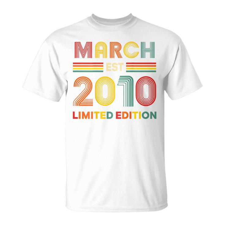 En La Parte Trasera Retro Marzo Est 2010 Cumpleaños 16 Años 16 Años Camiseta unisex