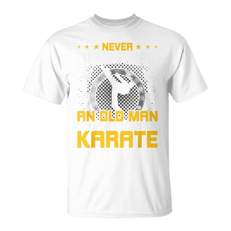 Never Underestimate An Old Man Who Know Karate Tシャツ