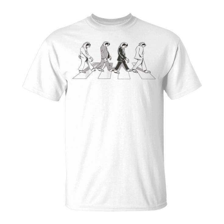 アビーロードの横断歩道を渡る4匹のナマケモノ Tシャツ