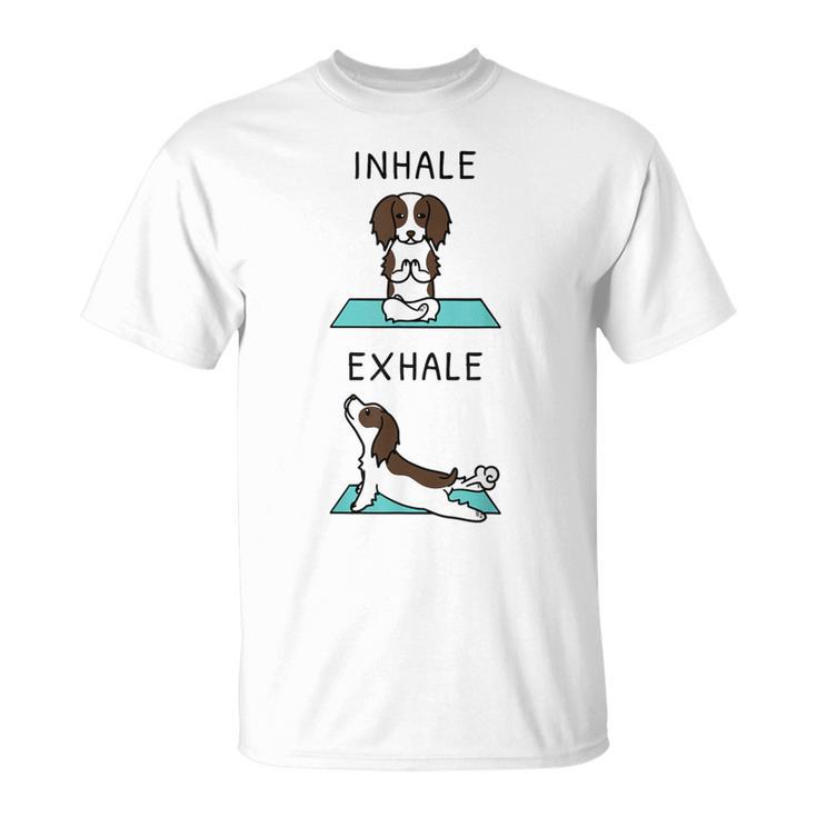 ヨガ吸い込む息を吐くイングリッシュ・スプリンガー・スパニエル犬 Tシャツ