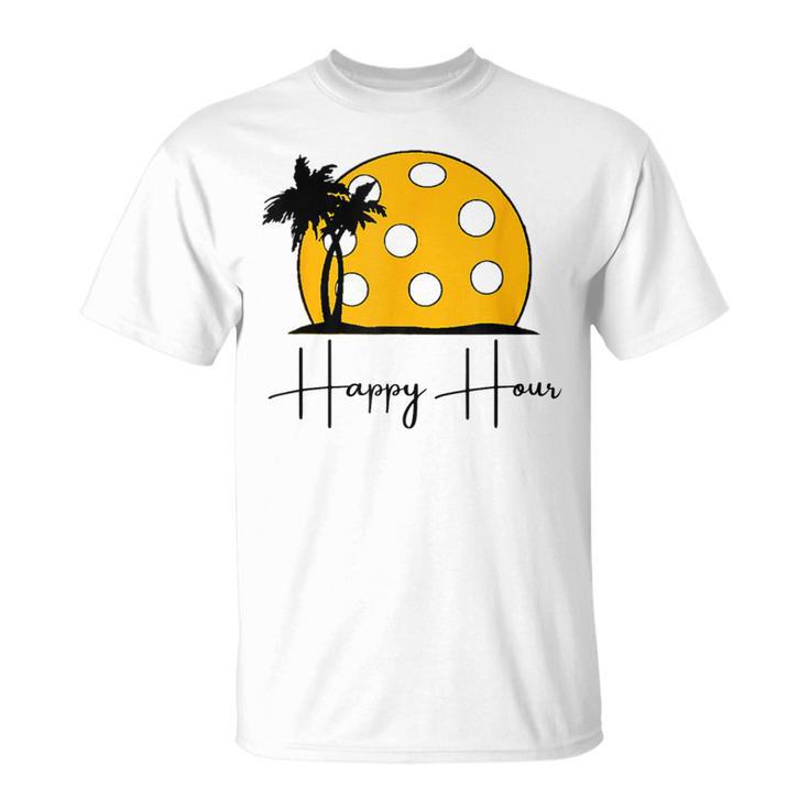 楽しいピックルボールシャツ、Happy Hour、大きなピックルボールの夕日。 Tシャツ