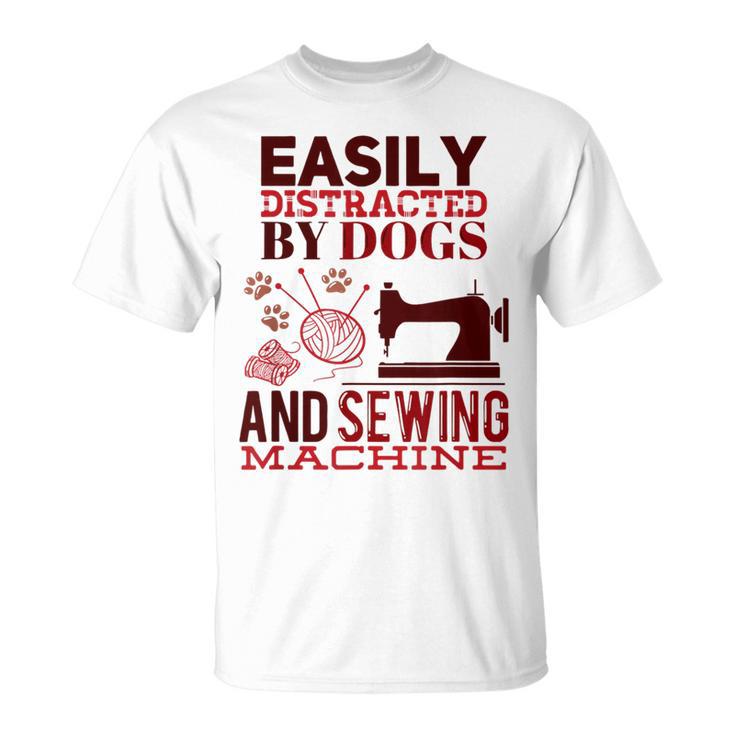 犬やミシンに気を取られやすい おもしろ裁縫 Tシャツ