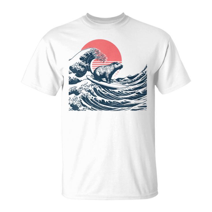 神奈川沖のビッグウェーブでサーフィンをするサーファーのカピバラ Tシャツ