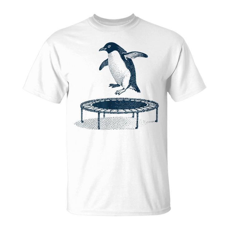 面白いペンギンがトランポリンでジャンプ Tシャツ