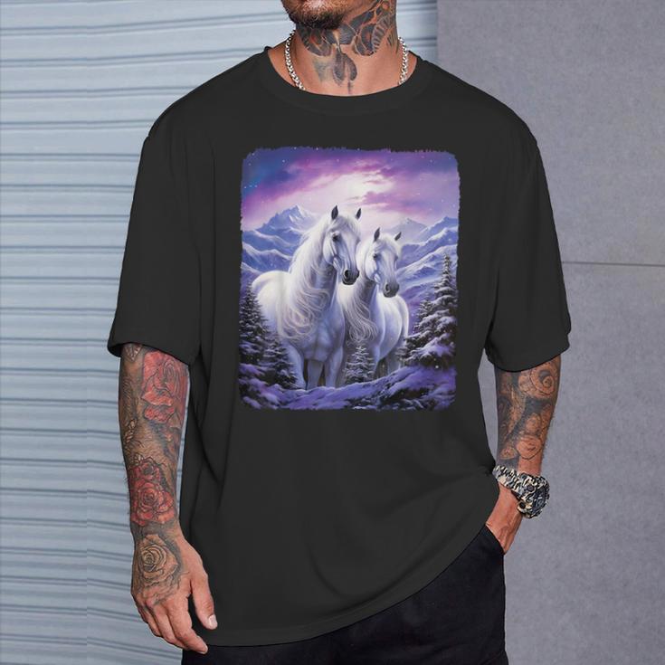 2 Weiße Pferdetehen Auf Einemerschneiten Hügel T-Shirt Geschenke für Ihn