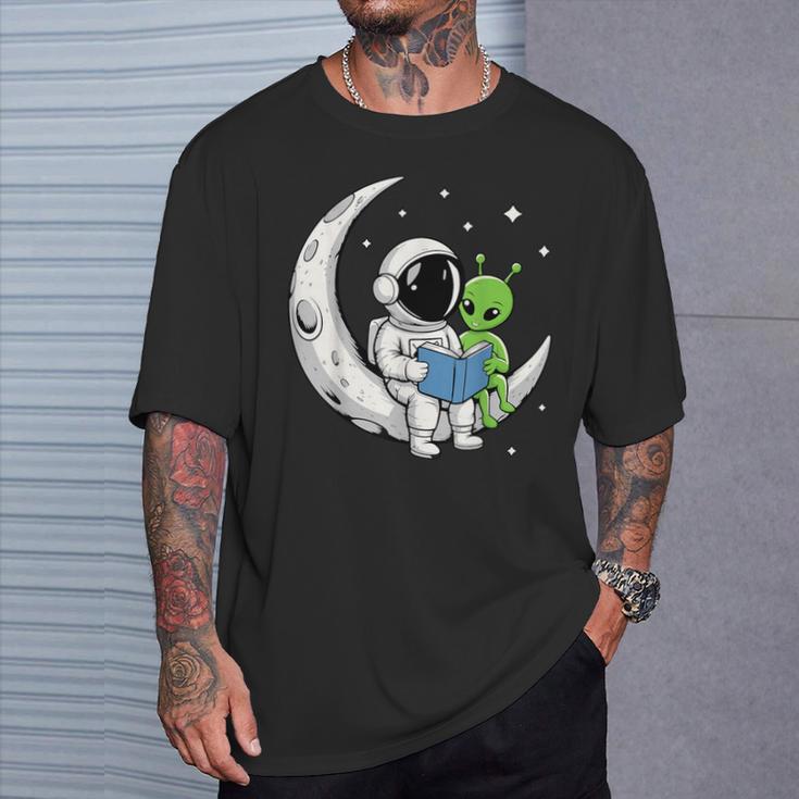 Astronaut Alien Reading Book Moon Space T-Shirt Gifts for Him