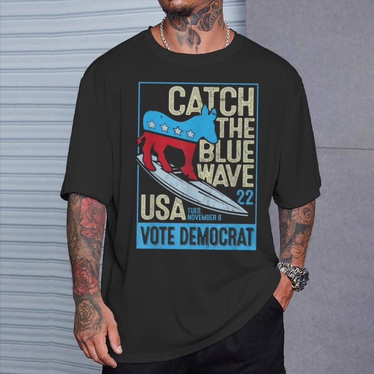 Catch The Blue Waveurfing Democrat Donkey Midterm Election Tシャツ 彼への贈り物