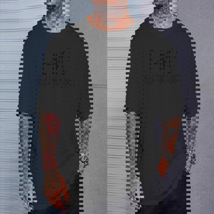 EMc2物理学が語る、コーヒーを介したオタクのダジャレ・エネルギー Tシャツ 彼への贈り物