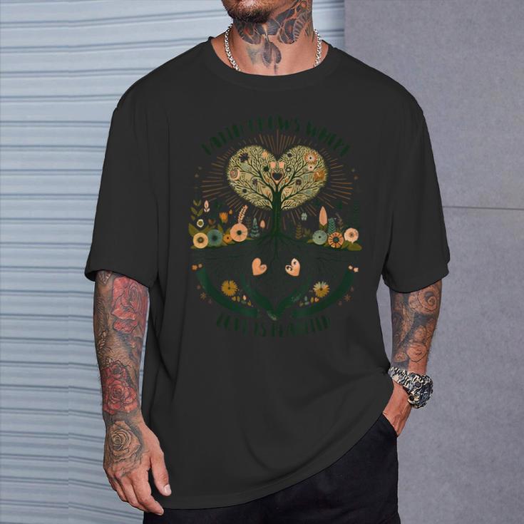 Faith Grows Where Love Is Planted キリスト教の言葉 Tシャツ 彼への贈り物