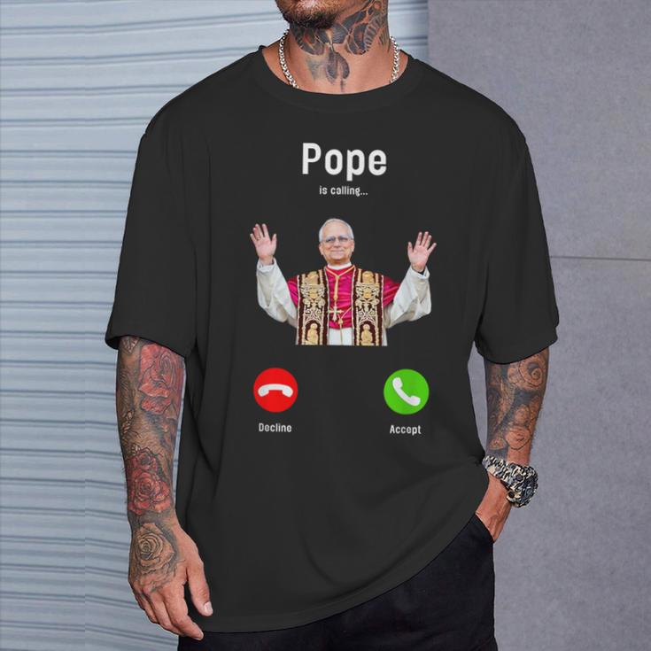 Pope Leo Xiv Is Calling Catholic Humor メンズ レディース Tシャツ 彼への贈り物
