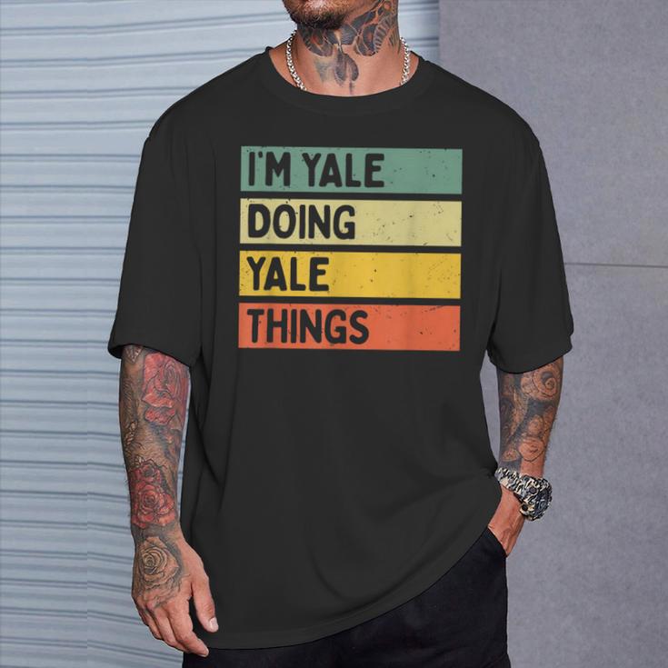 I'm Yale Doing Yale Things 面白い名言 Tシャツ 彼への贈り物