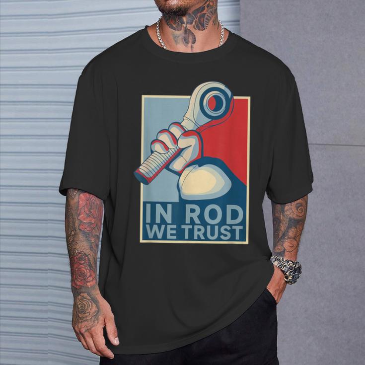In Rod We Trust-ハイムジョイントレースカーロッククローラー Tシャツ 彼への贈り物