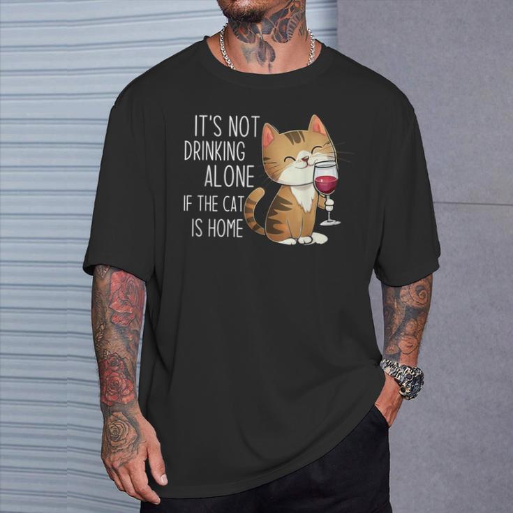 It's Not Drinking Alone If The Cat Is Home 面白い猫とワイン Tシャツ 彼への贈り物