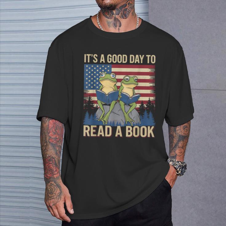 It's A Good Day To Read A Book Frog Vintage USA FLag T-Shirt Gifts for Him