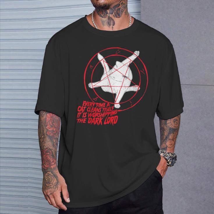 Jedes Mal Wenn Eine Katzeich Reinigterehrt Den Dunklen Herrn T-Shirt Geschenke für Ihn