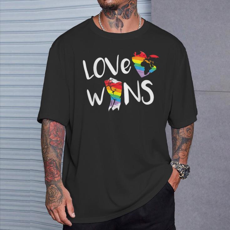 Love Wins Raised Fist Lgbt Lgbtq プライド アウェアネス レインボー Tシャツ 彼への贈り物