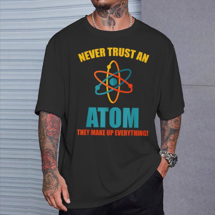 Never Trust An Atom グラフィック皮肉tシャツ Tシャツ 彼への贈り物