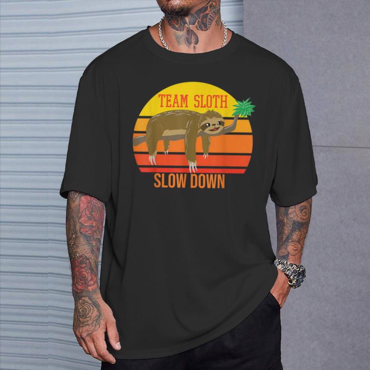 Teamlothlow Down ユニークな怠け者がゆっくり動く動物ギフト Tシャツ 彼への贈り物