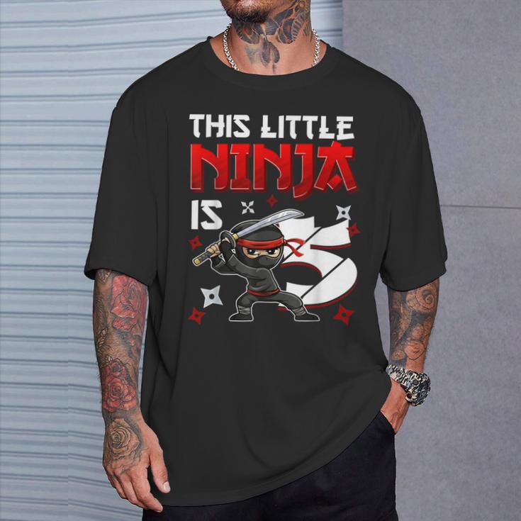 This Little Ninja Is 5歳 5歳の誕生日 忍者 男の子 キッズ Tシャツ 彼への贈り物
