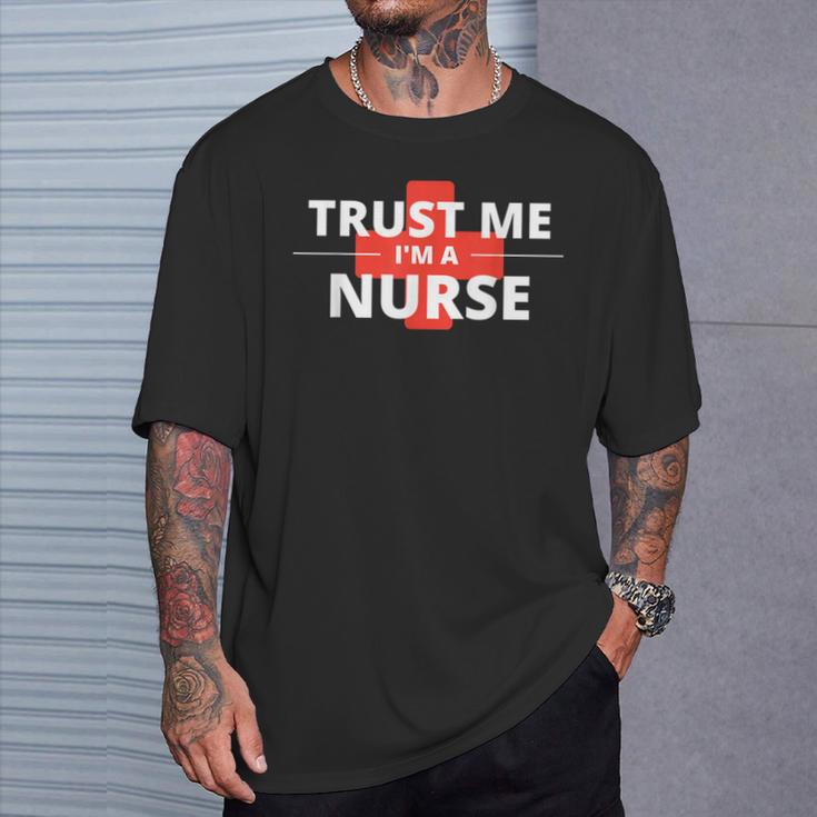 Trust Me Im A Nurseシャツは、すべての看護師、家族、友人に贈ることができます。 Tシャツ 彼への贈り物