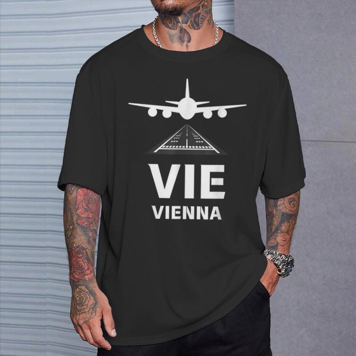 Vie 空港 ウィーン オーストリア 飛行機 滑走路に着陸 Tシャツ 彼への贈り物