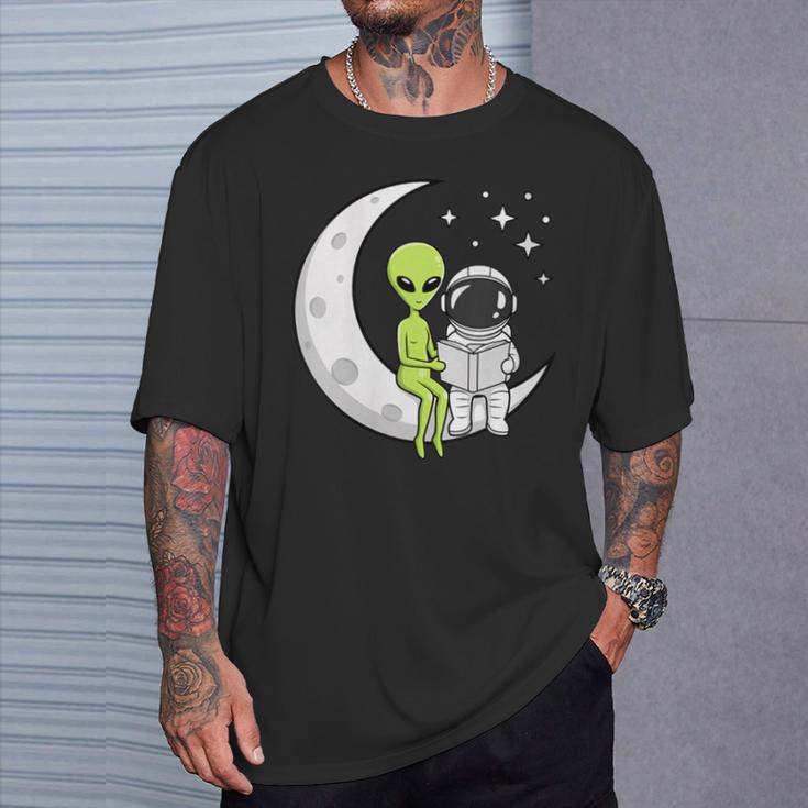 Women's Alien And Astronaut Reading On Moon Kids Sci Fi Book T-Shirt Gifts for Him