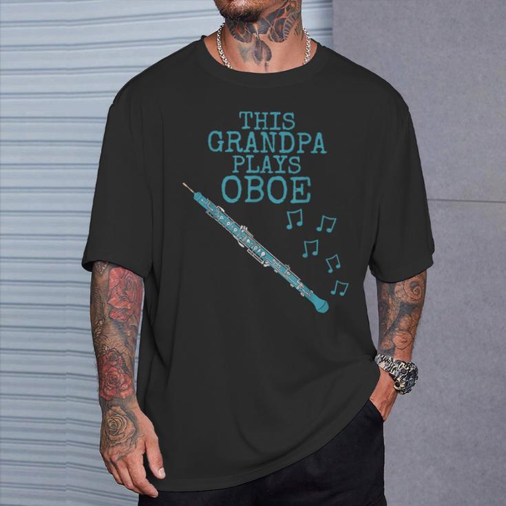 このおじいちゃんはオーボエを演奏する、オーボエ木管楽器奏者です Tシャツ 彼への贈り物