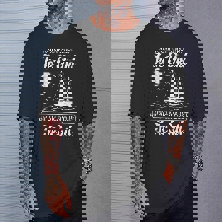 インスピレーションを与えるセーリングの引用句 航海風と帆のデザイン。 Tシャツ 彼への贈り物