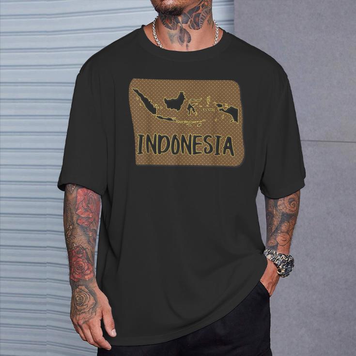 インドネシアの伝統的なバティックパターンの地図。 Tシャツ 彼への贈り物