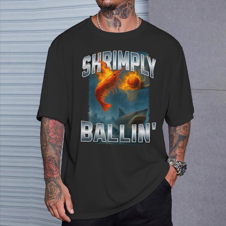 エビのバリン 燃えるようなエビがサメの上に沈むミーム。 Tシャツ 彼への贈り物