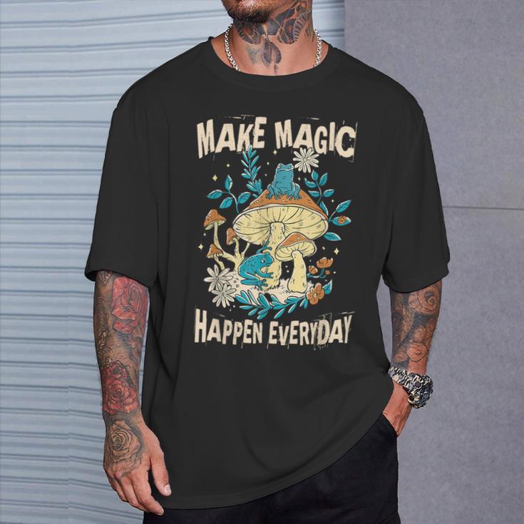 カエルとキノコ。毎日魔法を起こしましょう。 Tシャツ 彼への贈り物