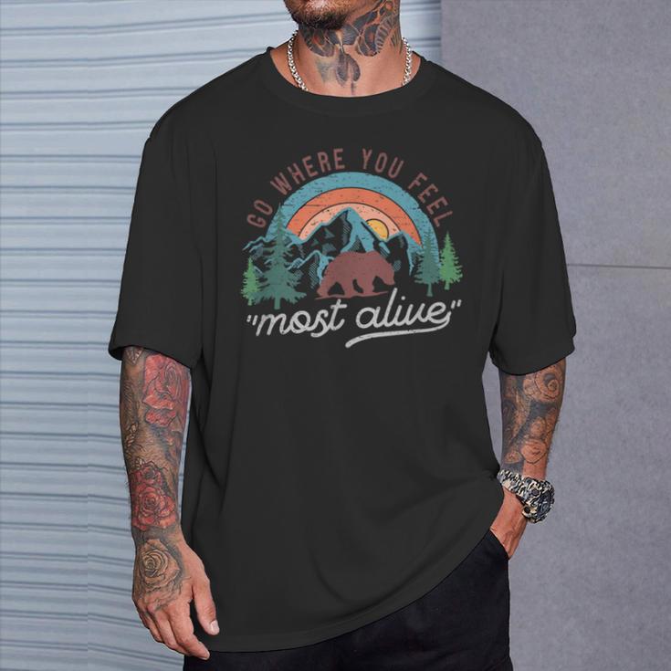 キャンプ おもしろ アウトドア 楽しい 山登り キャンピング 生きていると感じるところへ行く Tシャツ 彼への贈り物