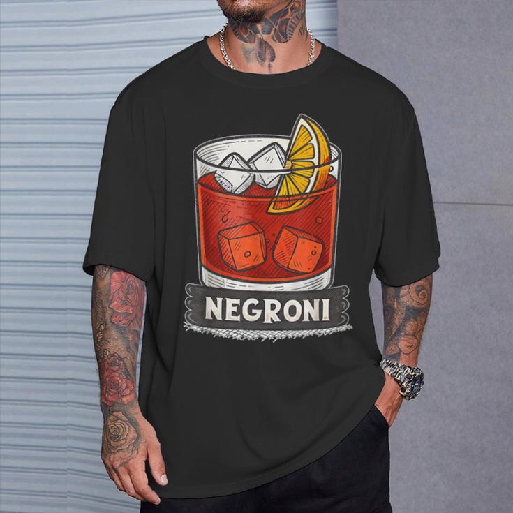 クラシックなネグローニカクテルイラスト、オレンジスライス。 Tシャツ 彼への贈り物