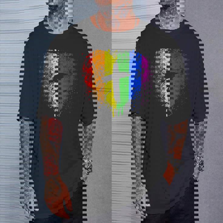 クロスのあるレインボー ハート、キリスト教の宗教的なゲイ プライド Tシャツ 彼への贈り物