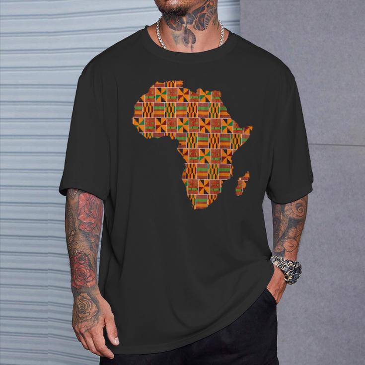 クールなアフリカの地図布、伝統的なアフリカのケンテ布。 Tシャツ 彼への贈り物