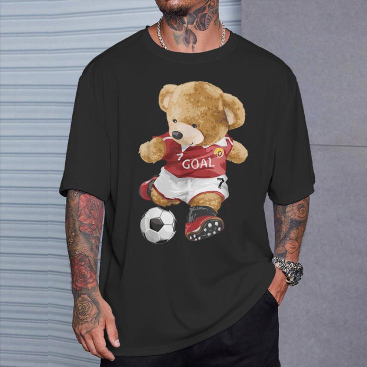 サッカーをするかわいいテディベア。 Tシャツ 彼への贈り物
