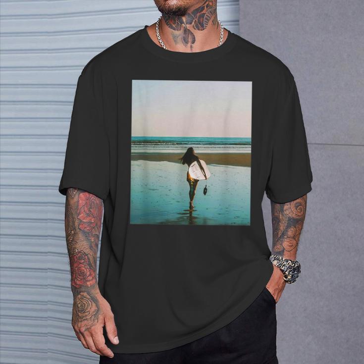 サーファー ガール（写真 リアルフォト）【Surfide サーフサイド】サーフィン 夏・海 ビーチ 砂浜 おしゃれ Tシャツ 彼への贈り物