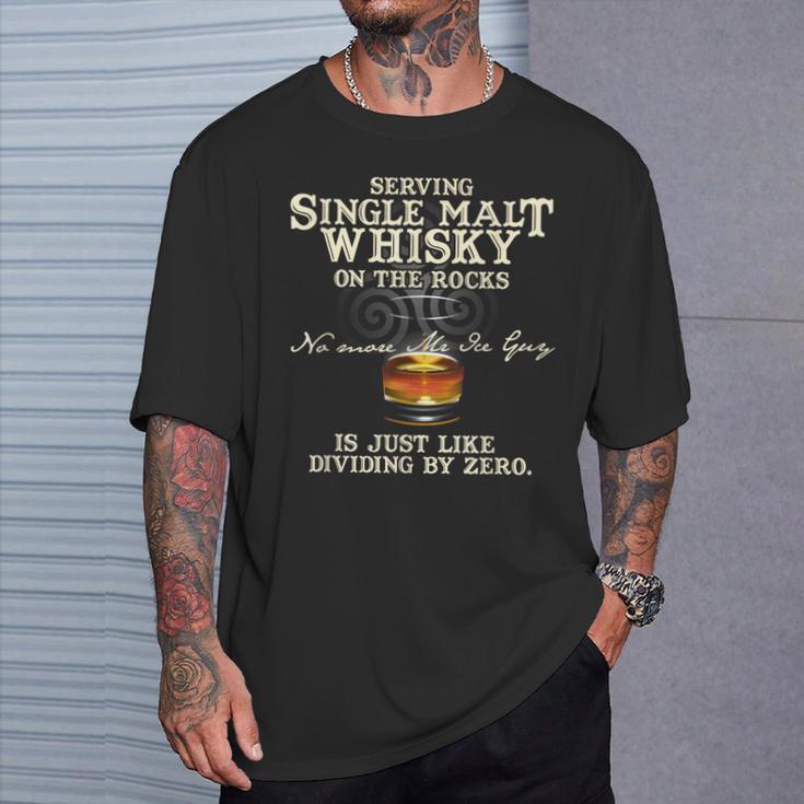 シングルモルトウイスキーのファンのためのウィスキーデザイン。 Tシャツ 彼への贈り物